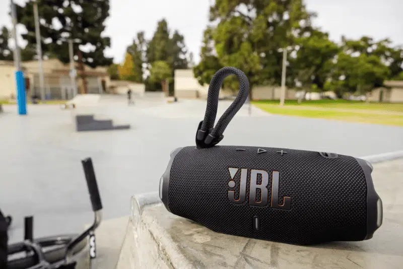 jbl-charge-6-portable-waterproof-bluetooth-speaker-01