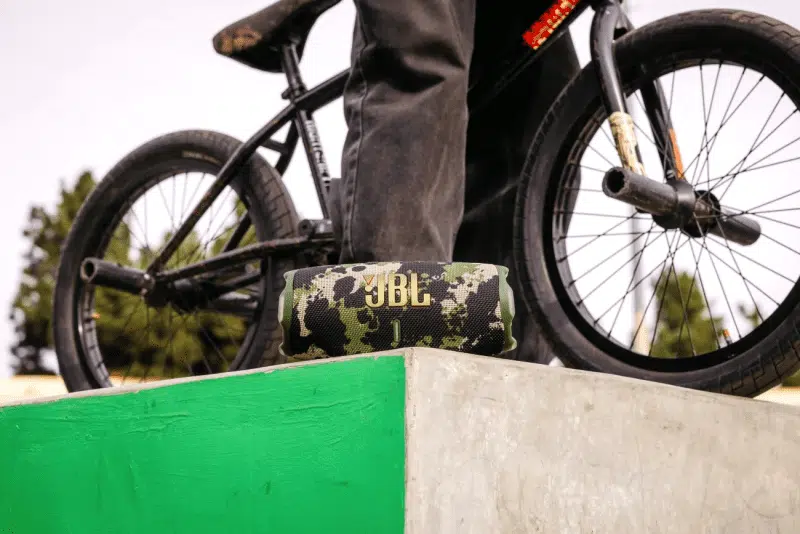 jbl-charge-6-portable-waterproof-bluetooth-speaker-02