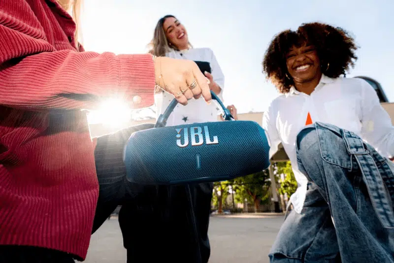 jbl-charge-6-portable-waterproof-bluetooth-speaker-03