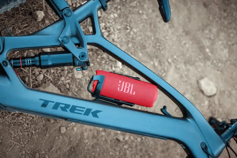 jbl-flip-7-portable-waterproof-bluetooth-speaker-jblflip7-03