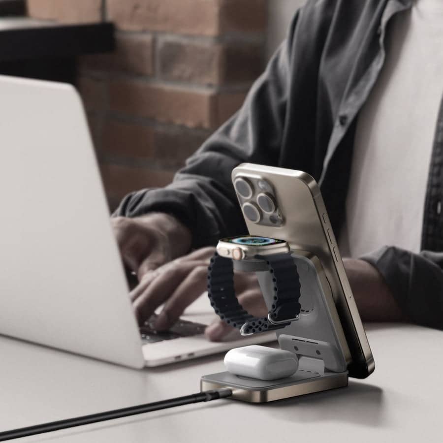 momax-1-charge-q.port-foldable-qi2-3-in-1-magnetic-wireless-charging-stand-titanium-ud36l-11